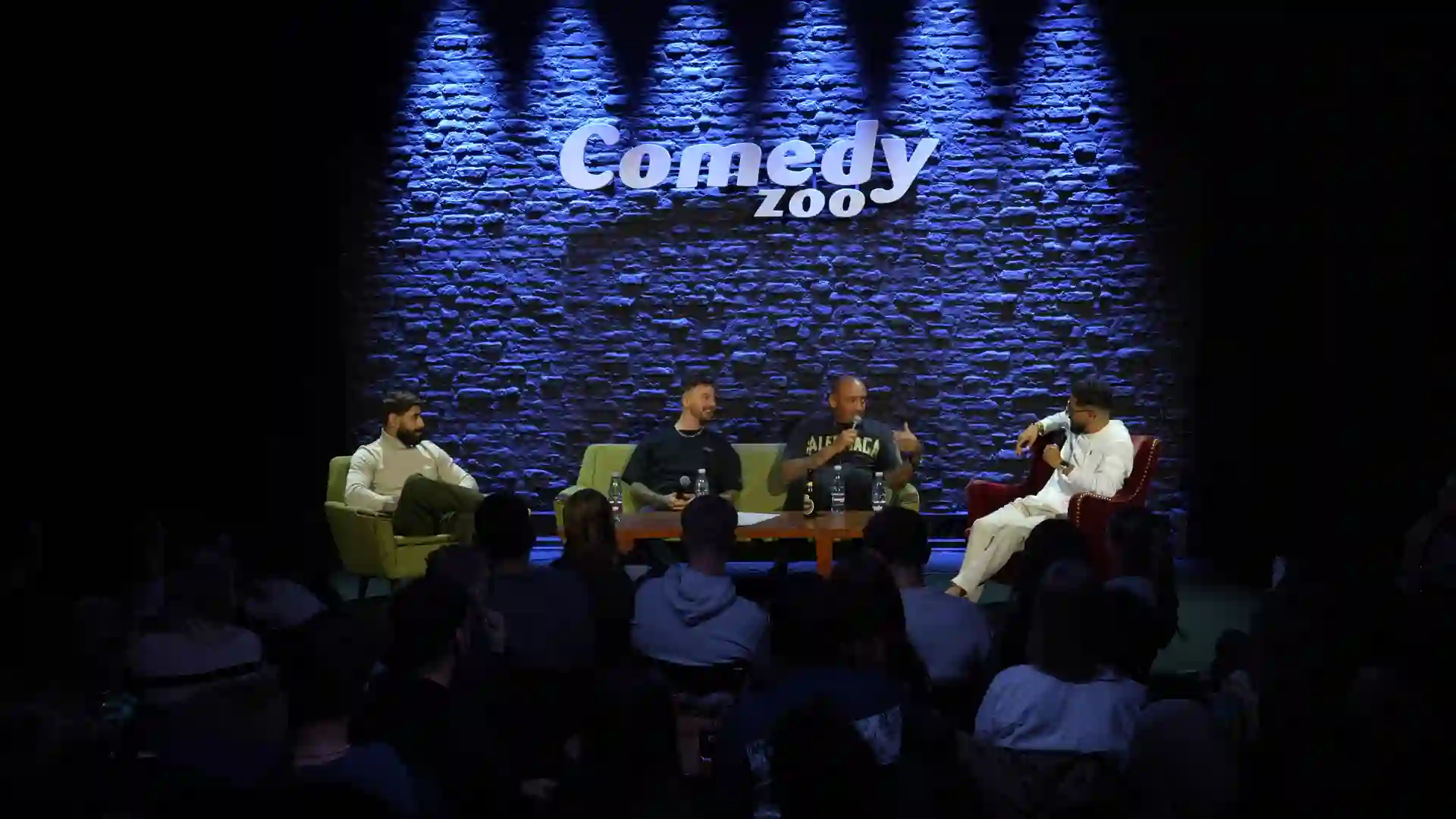 Panel på scenen med publikum