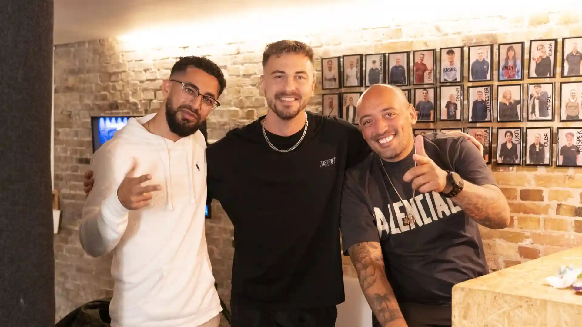 Backstage – thumbs up